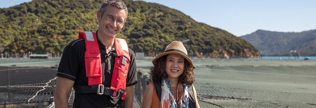 新西兰帝王鲑养殖场总经理Mark Preece带殳俏参观养殖场