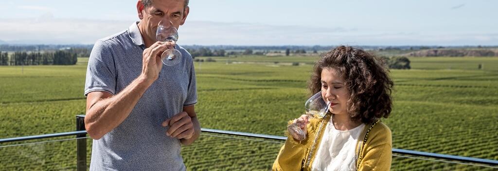 Patrick与殳俏共同品酒