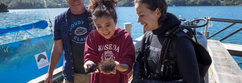 餐饮大亨Al Brown与殳俏一同近距离感受马尔堡峡湾的海洋生物