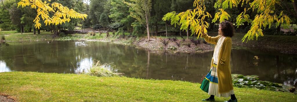 殳俏漫步在马尔堡精品酒店的美丽庭院