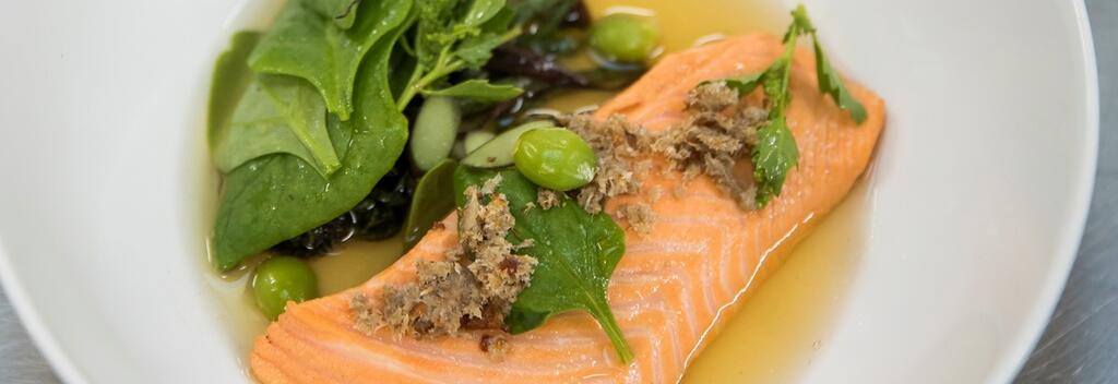 菜式所用食材来自主厨的秘密花园，融合了主厨的心意与创意