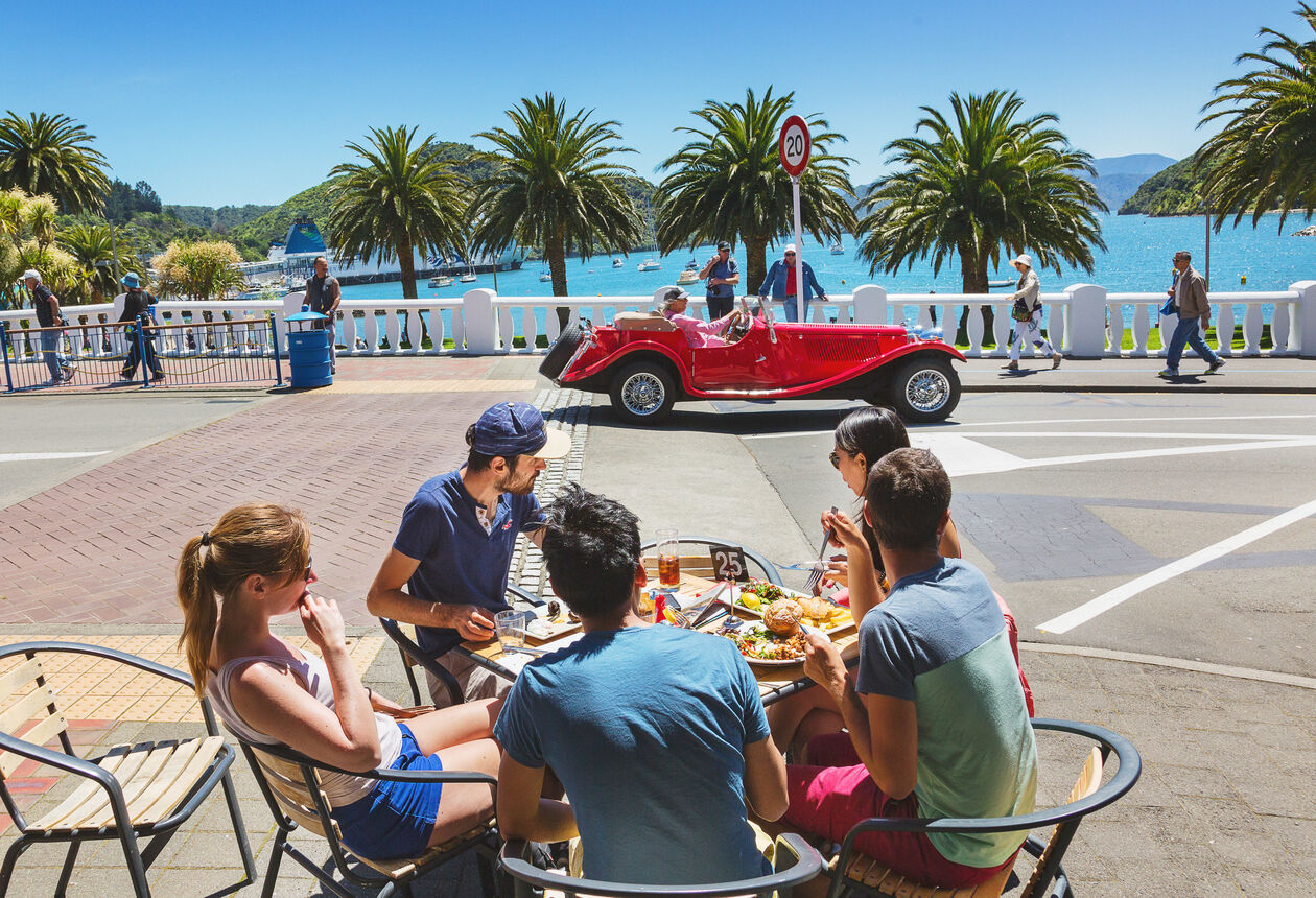 Von der auf der Südinsel gelegenen malerischen Küstenstadt Picton aus verkehrt die Fähre, welche die beiden neuseeländischen Hauptinseln miteinander verbindet. Daneben ist die Stadt auch das Tor zu den Naturattraktionen der Meeres-, Wald- und Insellandschaften der Marlborough Sounds.