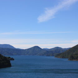 ハブロックとピクトンを結ぶドライブルート。ハブロック近くの展望ポイントを見逃さないようにしましょう。地元の人々の気質を表しているかのような控えめな看板が目印です。