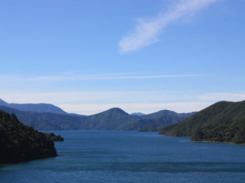 ハブロックとピクトンを結ぶドライブルート。ハブロック近くの展望ポイントを見逃さないようにしましょう。地元の人々の気質を表しているかのような控えめな看板が目印です。