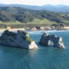 Die Felsbögen von Wharariki auf einem Golden Bay Rundflug von Air West Coast.