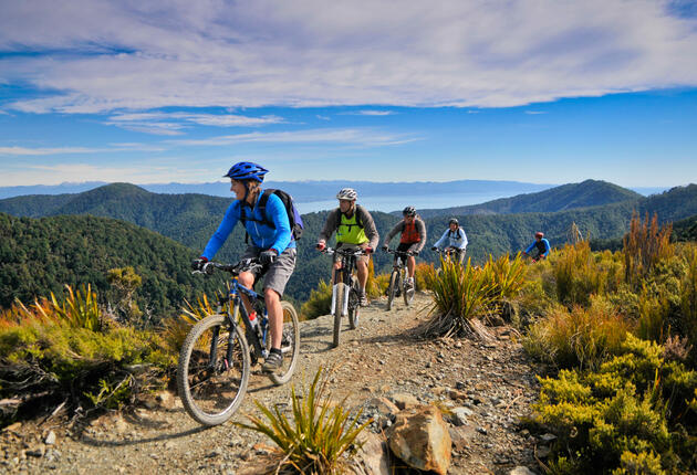 Der Coppermine Trail beginnt im Zentrum von Nelson und wird dich mit seiner atemberaubenden alpinen Landschaft, fantastischen Aussichten und rasanten Abfahrten in seinen Bann ziehen. Dieses unvergessliche eintägige Abenteuer ist etwas für fitte Mountainbiker.
