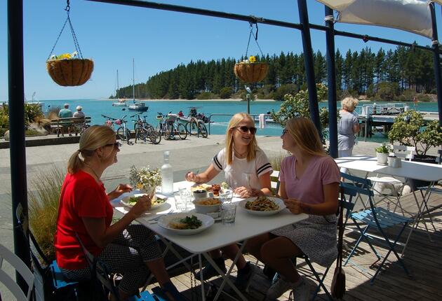 Mapua township is the perfect mix of classic kiwiana, beautiful quality shops and restaurants.