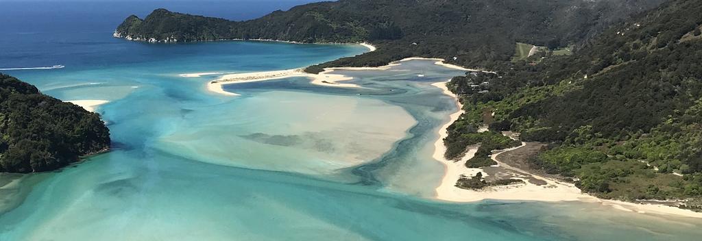 Awaroa Bay von oben