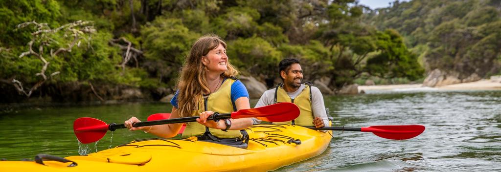 Sportliche Aktivitäten treffen auf idyllisches Küstenleben im Abel Tasman Nationalpark.