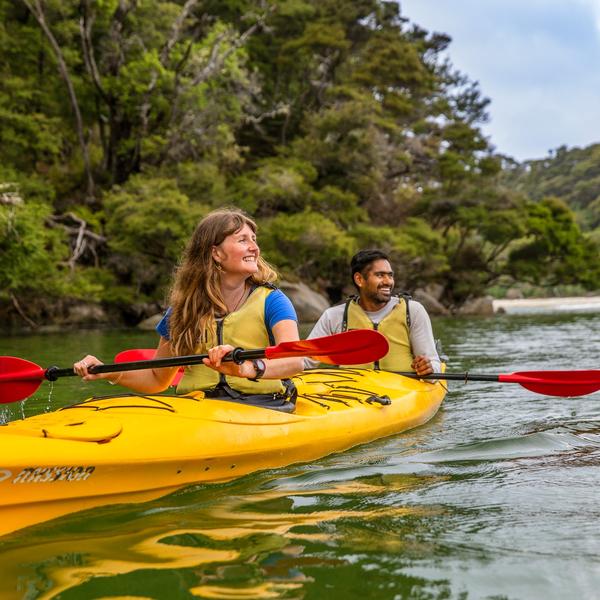 Sportliche Aktivitäten treffen auf idyllisches Küstenleben im Abel Tasman Nationalpark.