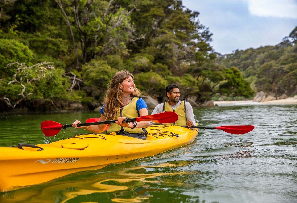 ネルソン・タスマン地方を訪れるなら、国立公園をめぐり、地元のアーチストと出会い、特産のワインを味わえるよう時間にゆとりを持たせておきましょう。主な見どころとアクティビティのトップ10をご紹介します。