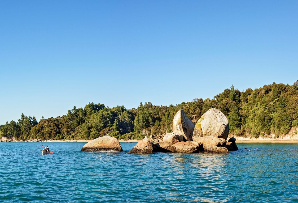 尼尔森和塔斯曼位于新西兰南岛西北部，是新西兰阳光最充足的地区。它以其迷人的风景和金色海滩而闻名，绝对是新西兰旅游不容错过的必去地点。