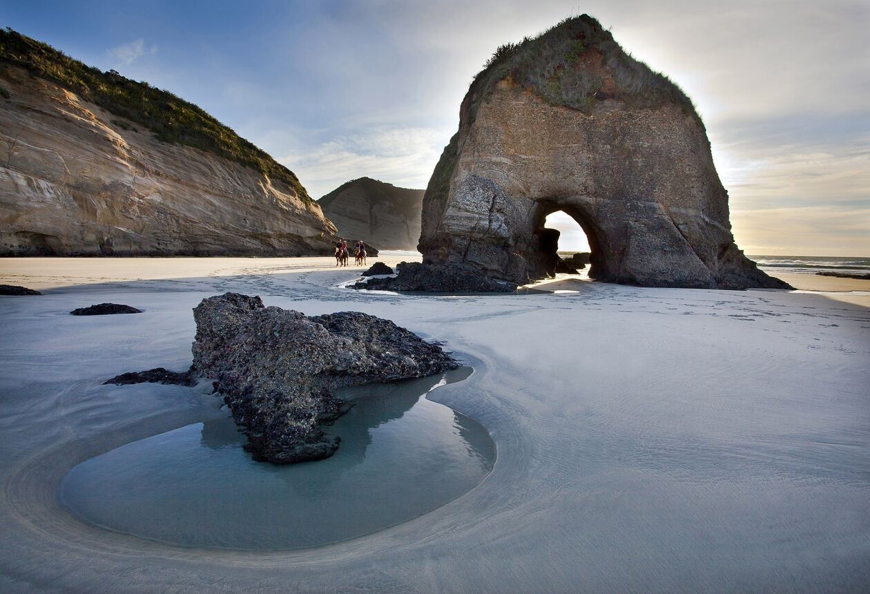 Machen Sie einen Ausflug zur Golden Bay über Tākaka Hill - zu einer heiligen Quelle und wunderschönen, wilden Strandlandschaften.
