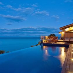 Built right into a cliff, this hideaway comes face-to-face with the Tasman Sea.