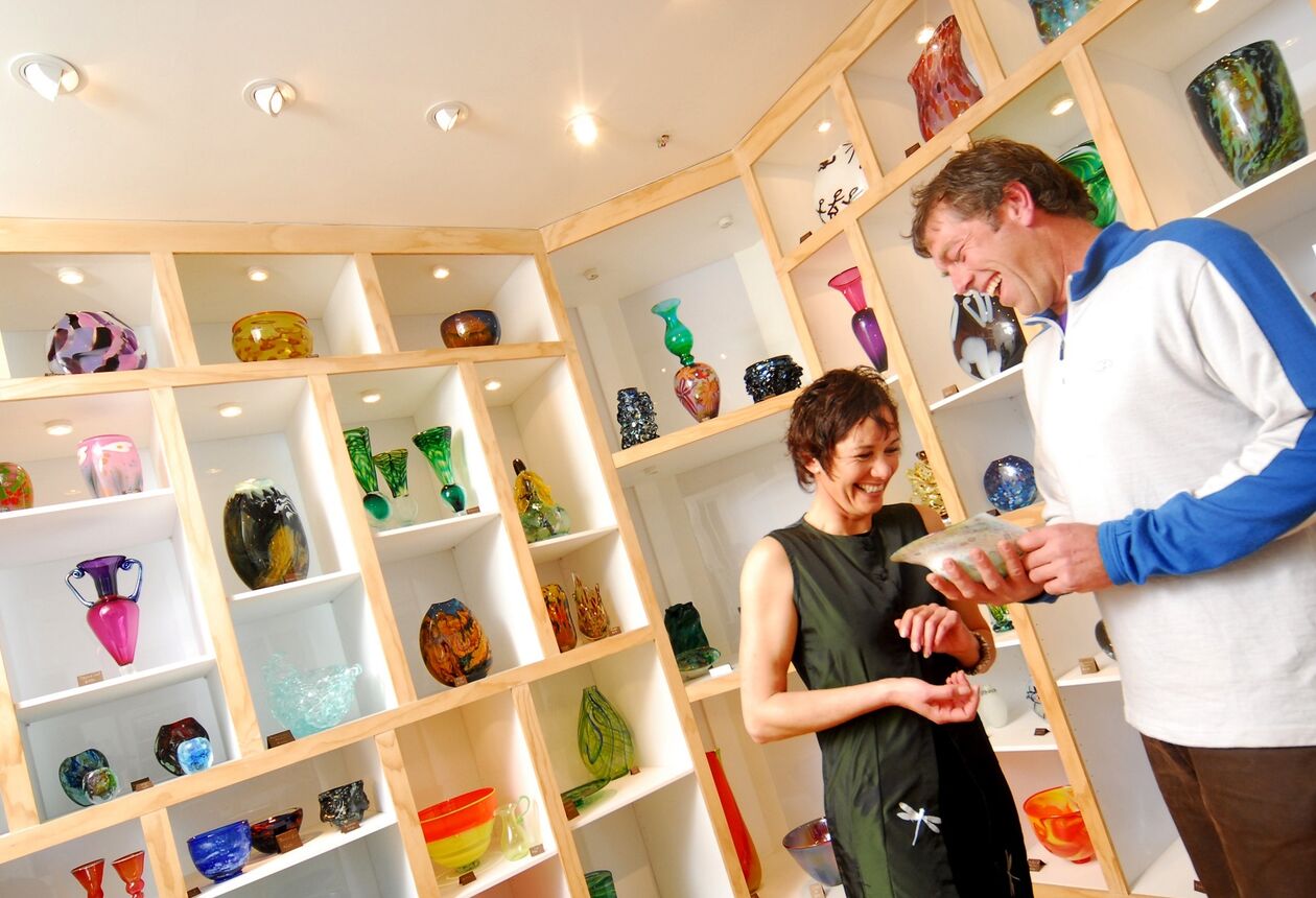 ネルソンの陽光あふれる美しい環境に触発されて、代々の芸術家たちが独自の文化を築いています。