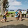Lausche den Geschichten vergangener Abenteuer inmitten der Waitangi Treaty Grounds.