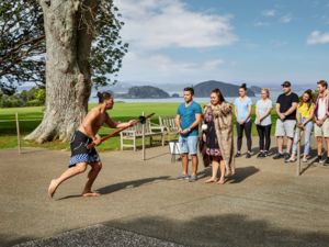 Lausche den Geschichten vergangener Abenteuer inmitten der Waitangi Treaty Grounds.