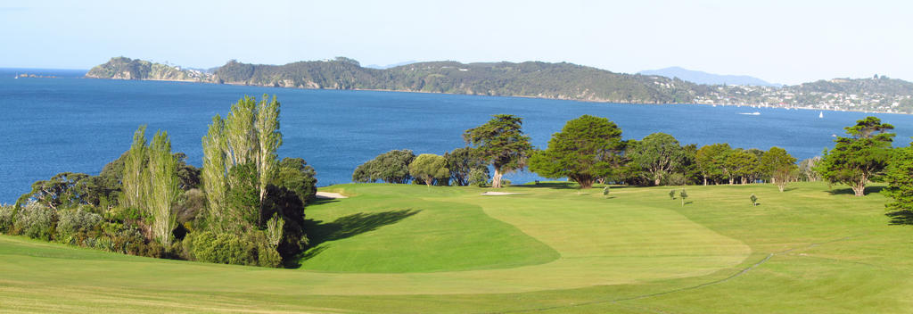 18洞的怀唐伊高尔夫球场拥有海景和海岛风景。