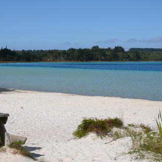 透き通ったカイ・イウィ・レイクスは休暇を楽しむニュージーランドの人々に人気があります。