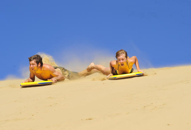 호키앙가 항만은 초기 마오리와 유럽인의 흥미로운 역사를 담고 있다. 이곳으로 가는 여정에서 조그만 마을들을 만난다.