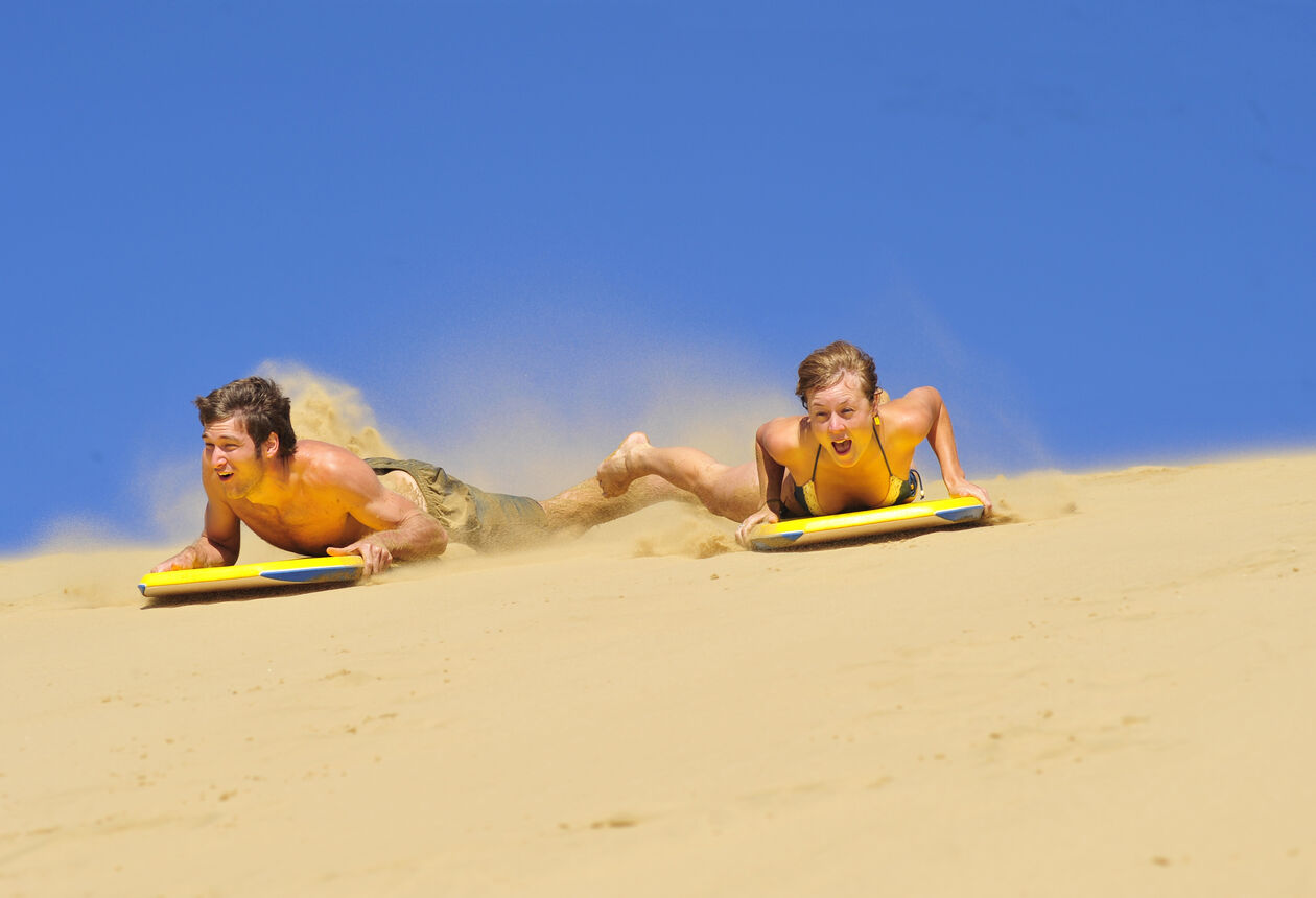 호키앙가 항만은 초기 마오리와 유럽인의 흥미로운 역사를 담고 있다. 이곳으로 가는 여정에서 조그만 마을들을 만난다.