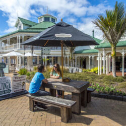 The Whangārei town basin is dotted with charming design stores and galleries, right next to the river.