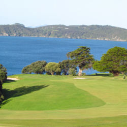 18洞的怀唐伊高尔夫球场拥有海景和海岛风景。