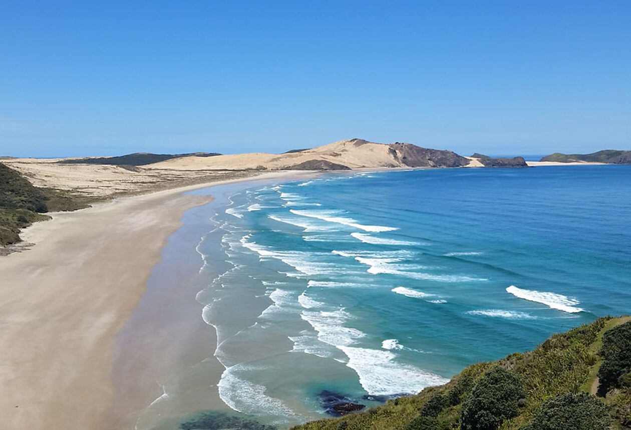 Bekannt für spektakuläre Sonnenuntergänge und eine der besten linkshändigen Surfwellen der Welt ist Ninety Mile Beach ein fast endloses Strandparadies.
