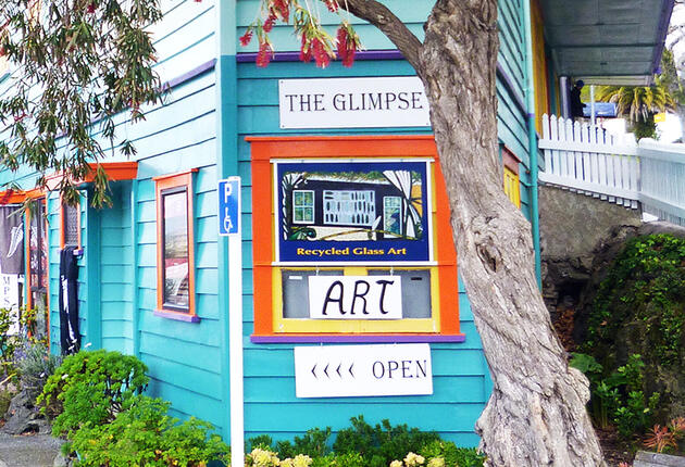 赫基昂加地区（Hokianga）的拉威尼小镇充满了历史魅力。步行观赏古建筑，然后在咖啡馆享受餐饮，随后搭轮渡去科胡考科胡（Kohukohu）。