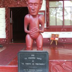 Ein Versammlungshaus der Maori auf dem Gelände Te Whare Runanga, auch Te Tiriti o Waitangi genannt, wurde anlässlich des 100. Jahrestags der Vertragsunterzeichnung am 6. Februar 1940 errichtet.