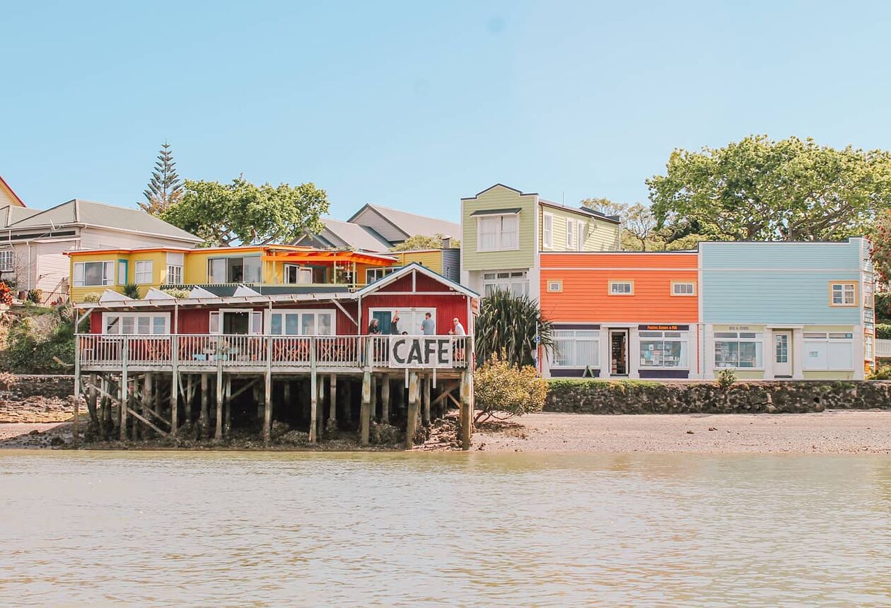 The Hokianga town of Rawene is full of historic charm. Walk around the heritage buildings then relax in a cafe before catching the ferry to Kohukohu.