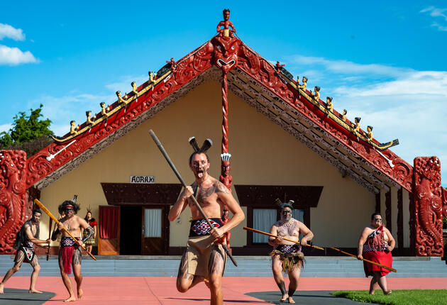 マオリの人々は自らをアオテアロア（ニュージーランド）の「大地の人々」タンガタ・フェヌアと位置づけています。この国の人々の日常生活の一部は確かにマオリ文化に根ざしています。マオリの伝統文化に触れることができるのも、ニュージーランドならではの楽しみです。