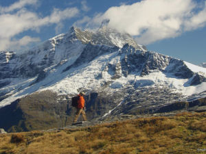Mount Aspiring lässt sich wunderbar zu Fuß erkunden. Geführte Klettertouren zum Gipfel sind zwischen September und April möglich.