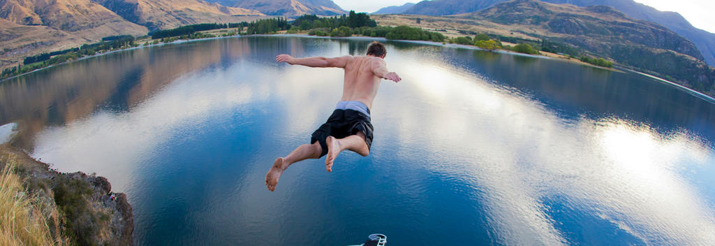冬と同様、素晴らしい季節の夏にはワナカ湖でひと泳ぎ。
