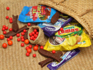 新西兰人酷爱的甜食很多，包括Jaffas糖豆、菠萝块、飞机饼干和巧克力鱼。