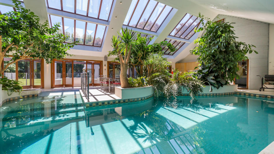 Bond Estate - Indoor Heated Pool and Spa