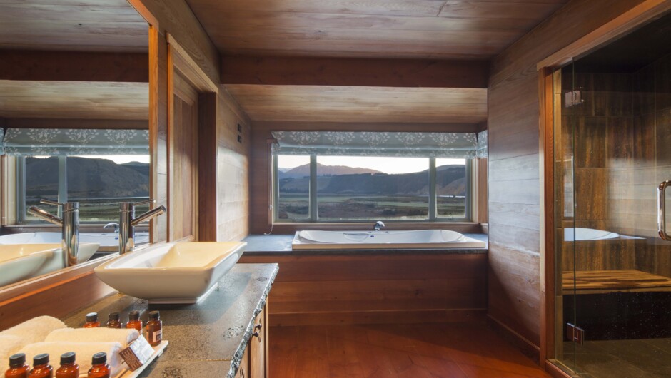 Paewaka - The Original Three Bedroom House - Master en suite with spa bath & steam shower