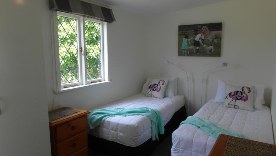 Share twin room in 3 bedroom cottage