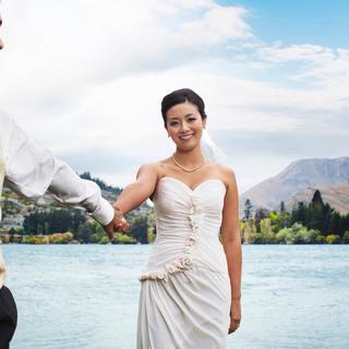 Bentang alam Selandia baru yang murni, tak lekang oleh waktu dan nyata mencerminkan emosi pesta pernikahan dengan sempurna.
