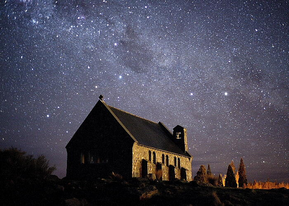 The dark sky reserve above Lake Tekapo makes stargazing here a truly unforgettable experience.