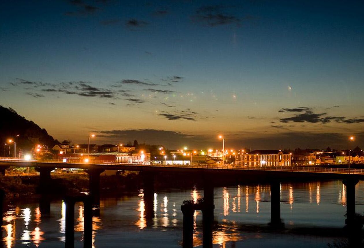 Greymouths Vergangenheit zeugt von Jadesuchern, Goldfieber und Naturgewalten. Trinke ein einheimisches Bier und lausche wilden Westküstengeschichten.