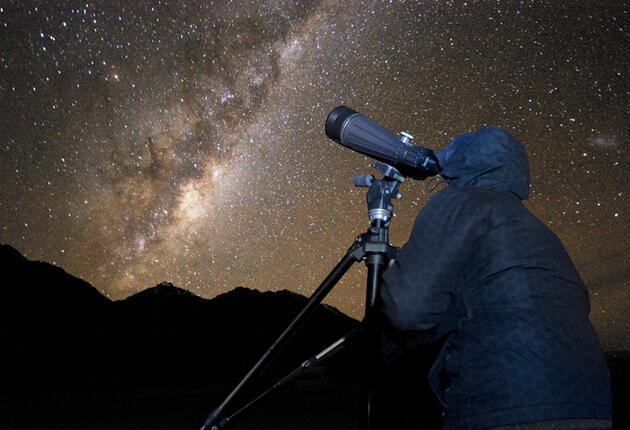 別世界のような風景の中、深く澄んだ夜空とユニークな天体の数々を見上げ、夢のような時間を過ごしませんか。