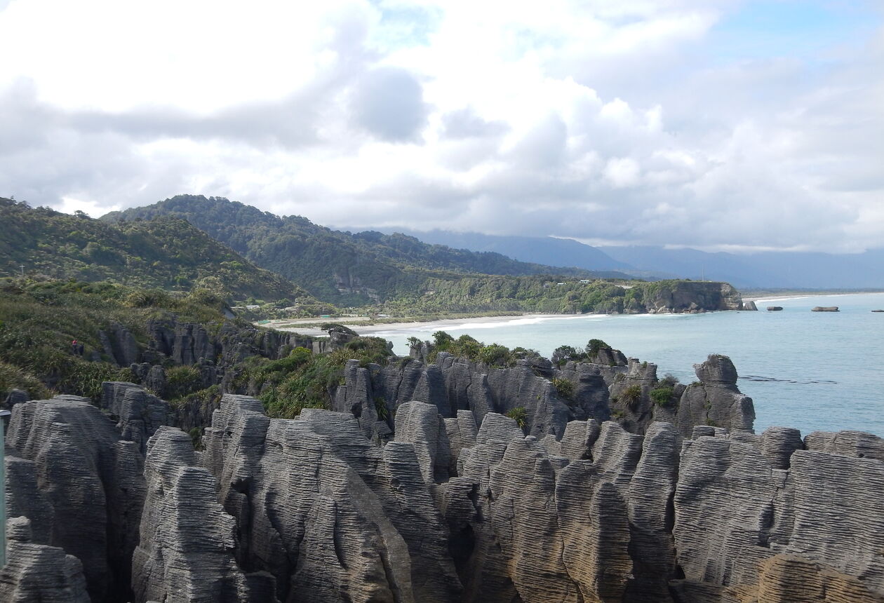 Staune in Punakaiki über die Pancake Rocks und Blowholes.