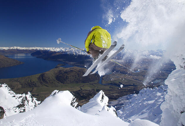 クィーンズタウンかワナカを拠点にすると、世界屈指のスキーリゾートはもちろん、幅広いエキサイティングなアクティビティと圧倒的な絶景が楽しめます。