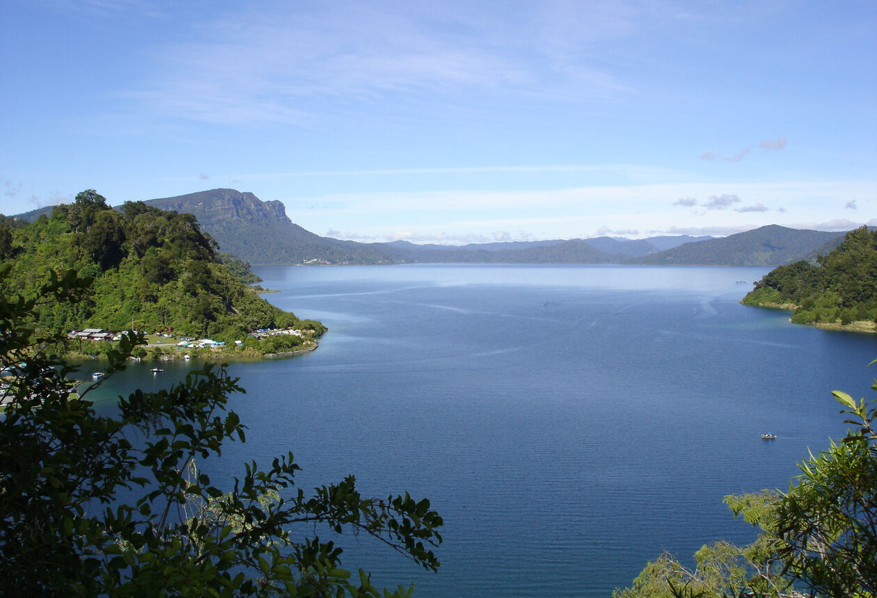 美しいワイカレモアナ湖を囲む緑豊かな世界に足を踏み入れてみましょう。降雨林や湿地、魔物が姿を現しそうな鬱蒼とした森林はとても魅力的です。