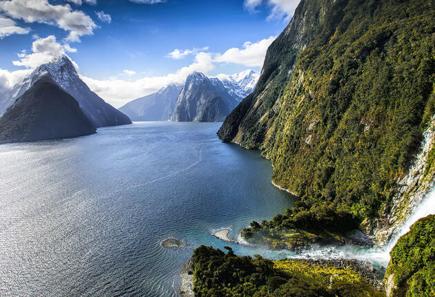 Explore wild national parks and lively urban centres when you travel around the South Island. These recommended itineraries will make sure you take in all the top attractions. 
