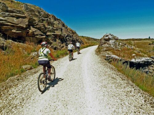 オタゴ・セントラル・レイル・トレイルでサイクリング