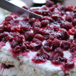 ホイップクリームとキーウィフルーツ、ベリー類でデコレーションしたメレンゲのケーキ、パブロバ。これがなくてはニュージーランドのご馳走は完璧なものになりません。