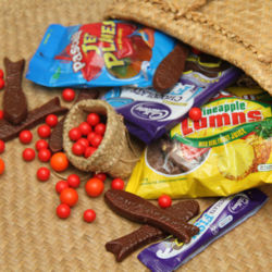 ジャファ、パイナップルランプ、ジェットプレーン、チョコレートフィッシュ。いずれもニュージーランドでは誰もが知っているお菓子です。