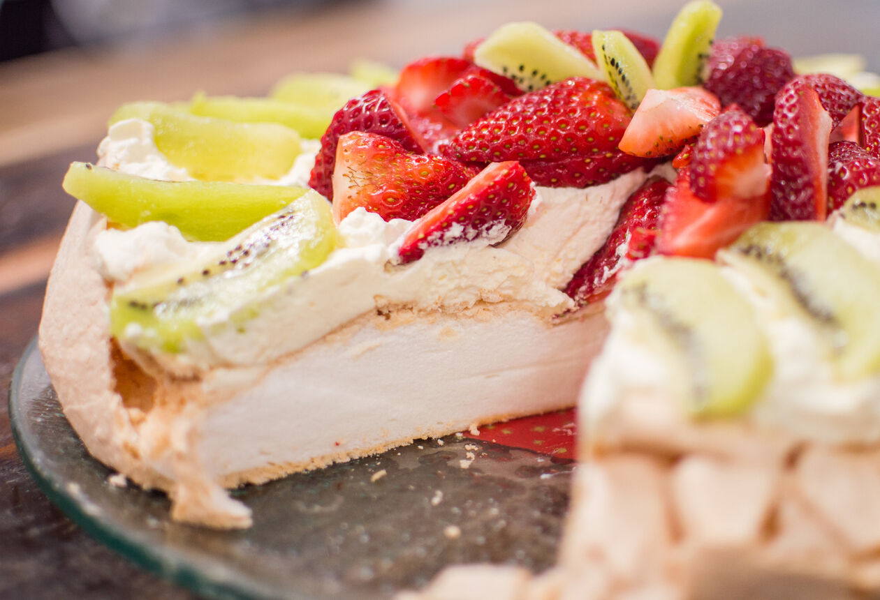 Kiwis love New Zealand seafood, green-lipped mussels and roast lamb. As well as a good pavlova with kiwifruit and strawberries.  Add some of our favourite Kiwi food and drinks to your list of foods to try when you're in New Zealand.